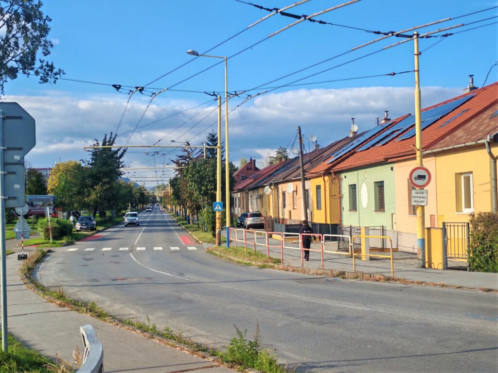 Pohľad na trolejbusovú trať na Ulici 17. novembra