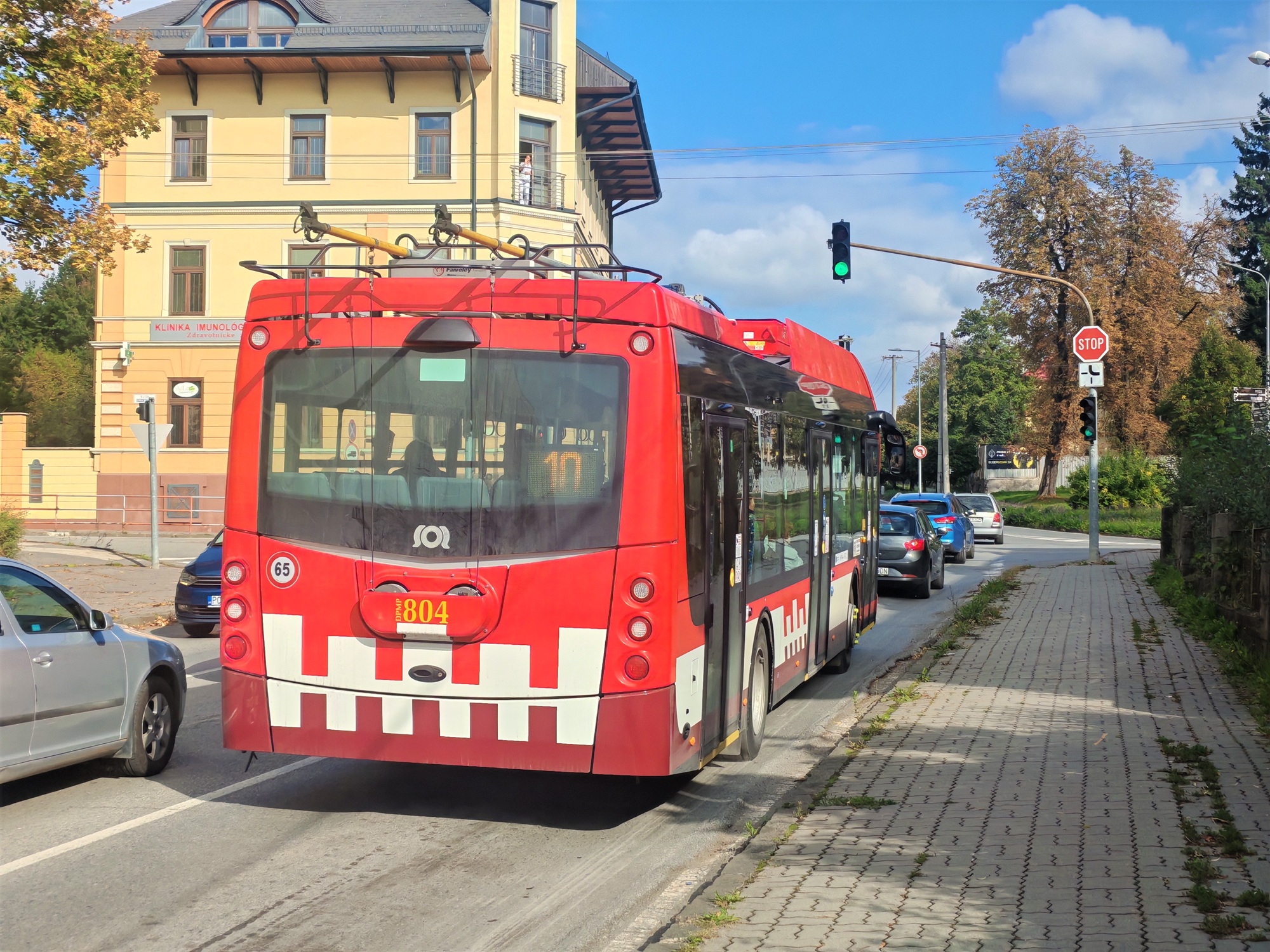 Parciálny trolejbus prechádzajúci cez križovatku Lesík delostrelcov - Vajanského - Hollého