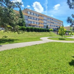 Pohľad z diaľky na ZŠ Šrobárova